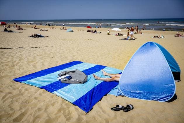 News Themen der Woche KW23 News Bilder des Tages SCHEVENINGEN - Beachgoers enjoy the beautiful weather on the beach of Scheveningen. ANP ROBIN UTRECHT netherlands out - belgium out  Copyright: xx x471206782x originalFilename: 471206782.jpg