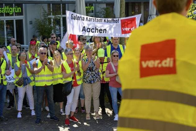 News Themen der Woche KW23 News Bilder des Tages Essen: Kundgebung der Dienstleistungsgewerkschaft Verdi *** NUR FÜR REDAKTIONELLE ZWECKE *** EDITORIAL USE ONLY ***<p>Beschäftigte von Galeria Karstadt Kaufhof am Freitag, den 9. Juni 2023, bei einer Kundgebung in der Essener Innenstadt. Deutschland NRW Essen Copyright: UwexErnst *** Essen rally of the service union Verdi FOR EDITORIAL PURPOSES ONLY EDITORIAL USE ONLY p Employees of Galeria Karstadt Kaufhof on Friday, June 9, 2023, at a rally in the city center of Essen, Germany NRW Essen Copyright UwexErnst Copyright: UwexErnst doc7qkk69pxtg61hzrfp8sj ,EDITORIAL USE ONLY