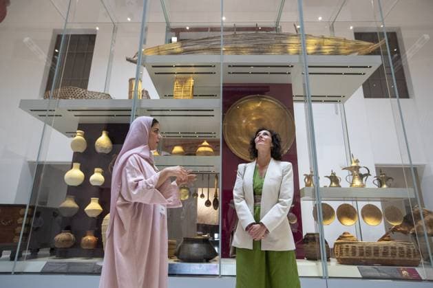 Bilder des Jahres 2023, News June 06 News Themen der Woche KW23 News Bilder des Tages Foreign minister Hadja Lahbib (R) pictured during a visit to the National Museum, in Muscat, Oman, Friday 09 June 2023, part of a visit of the Belgian Foreign Minister to Saudi Arabia and Oman..  NICOLASxMAETERLINCK 68619810