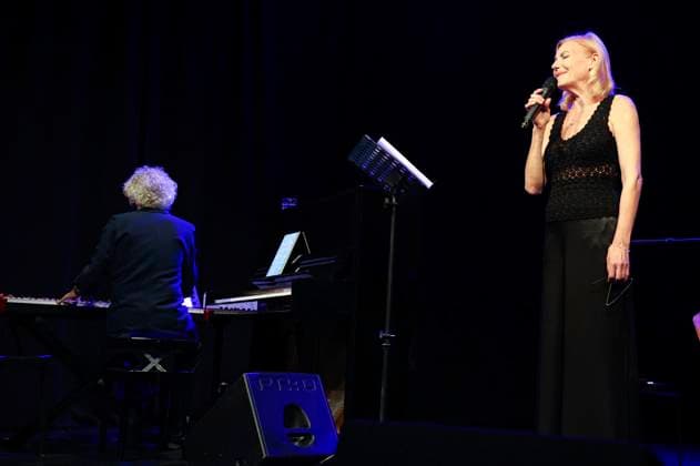 Entertainment Themen der Woche KW23 Ute Lemper mit Pianist Vana Gierig bei der Vorstellung des Buches Die Zeitreisende von Ute Lemper im Pfefferberg Theater. Berlin, 08.06.2023 *** Ute Lemper with pianist Vana Gierig at the presentation of the book Die Zeitreisende by Ute Lemper at Pfefferberg Theater Berlin, 08 06 2023 Foto:xB.xDummerx xFuturexImage