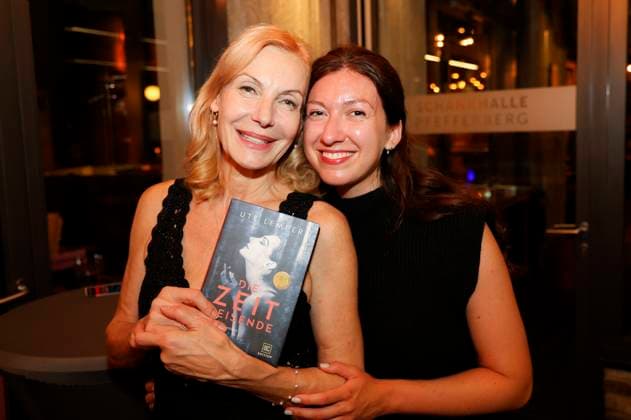 Entertainment Themen der Woche KW23 Ute Lemper mit Tochter Stella Tabatsky bei der Vorstellung des Buches Die Zeitreisende von Ute Lemper im Pfefferberg Theater. Berlin, 08.06.2023 *** Ute Lemper with daughter Stella Tabatsky at the presentation of the book Die Zeitreisende by Ute Lemper at Pfefferberg Theater Berlin, 08 06 2023 Foto:xB.xDummerx xFuturexImage