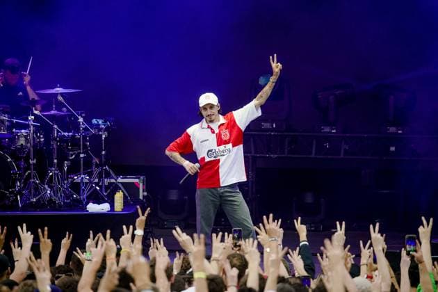 Entertainment Themen der Woche KW23 Entertainment Bilder des Tages Le rappeur belge RomÃ o Elvis sur la scene de la combe. Le VYV Festival fÃªte les Beaux Jours Solidaires, trois jours de musique et de solidaritÃ s dans l™Ã crin de la Combe Ã la Serpent Ã Dijon. Un festival rÃ solument inscrit dans une dÃ marche de dÃ veloppement durable : prÃ servation des ressources, rÃ duction de l™impact des dÃ placements, tri des dÃ chets, renforcement de l™impact social, consommation de produits locaux Ã Dijon le 10 06 2023. CELEBRITES: Romeo Elvis - VYV Festival - Dijon - 09 06 2023 SandrineThesillat Panoramic 
