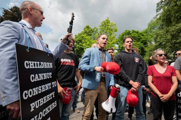 June 9, 2023, Ottawa, ON, Canada: Protesters from the far-right group Save Canada and Chris Elston, left, also known as Billboard Chris sing the Canadian national anthem during a protest between Pride supporters and counter-protestors near schools in the Ottawa s west end on Friday, June 9, 2023. Ottawa Canada  - ZUMAc35_ 20230609_zaf_c35_234 Copyright: xSpencerxColbyx