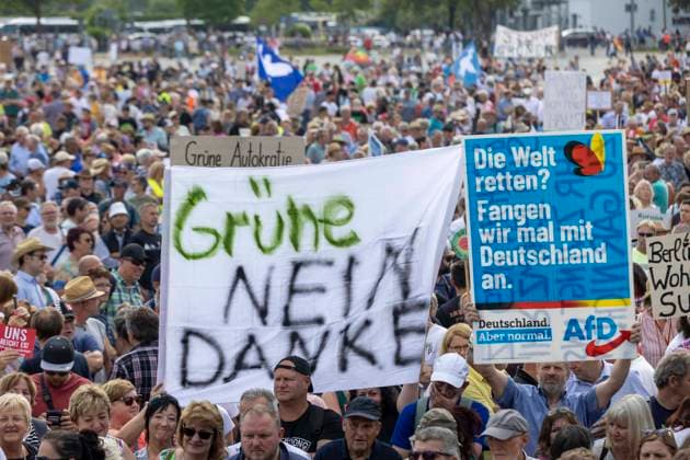 Kundgebung Demonstration DEMO gegen Heizhammer Gesetz der Ampel-Regierung auf dem Volksfestplatz in Erding Datum: 10.06.2023 *** Demonstration DEMO against Heizhammer law of the traffic light government at the Volksfestplatz in Erding Date 10 06 2023