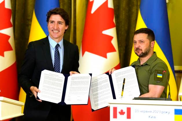 Bilder des Jahres 2023, News June 06 News Themen der Woche KW23 News Bilder des Tages June 10, 2023, Kyiv, Ukraine: Prime Minister Justin Trudeau, left, and Ukrainian President Volodymyr Zelenskyy pose with joint declaration adopted by Canada and Ukraine during a press conference in Kyiv, Ukraine, on Saturday, June 10, 2023. Kyiv Ukraine  - ZUMAc35_ 20230610_zaf_c35_041 Copyright: xFrankxGunnx