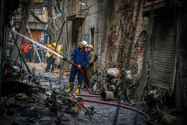 News Themen der Woche KW23 News Bilder des Tages NEW DELHI, INDIA JUNE 10: Delhi firefighters douse the fire that broke out at paint godown at Delhi s Kamla Market, on June 10, 2023 in New Delhi, India. (Photo by Raj K Raj Hindustan Times ) Fire Breaks Out At Paint Godown At Delhi s Kamla Market