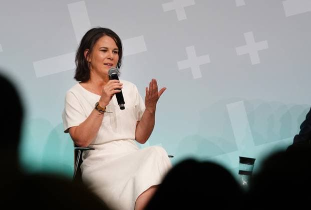 News Themen der Woche KW23 Aussenministerin Annalena Baerbock (Gruene, Foto) hat am Samstag (10.06.2023) beim evangelischen Kirchentag in Nuernberg die deutschen Waffenlieferungen an die Ukraine und ihr weltweites Werben um die Verurteilung des russischen Angriffskriegs verteidigt. Wuerde man als Weltgemeinschaft schweigend ignorieren, dass ein Mitglied des UN-Sicherheitsrats den Weltfrieden gefaehrde, waere das eine Einladung an alle Autokraten auf der Welt , sagte Baerbock. Vom 7. bis 11. Juni werden etwa 100.000 Besucher in der mittelfraenkischen Stadt zum 38. Deutschen Evangelischen Kirchentag erwartet. Das groesste christliche Laientreffen in Deutschland findet in diesem Jahr unter der Losung Jetzt ist die Zeit statt. (Siehe epd-Meldung vom 09.06.2023) EDITOR Copyright: epd-bild FriedrichxStark epd-Kirchentag276 - Kopieren