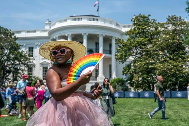 Bilder des Jahres 2023, News June 06 News Themen der Woche KW23 News Bilder des Tages An attendee uses a rainbow flag to stay cool during a Pride Month celebration event at the White House in Washington, DC on Saturday, June 10, 2023.  WAX20230610801 NathanxHoward