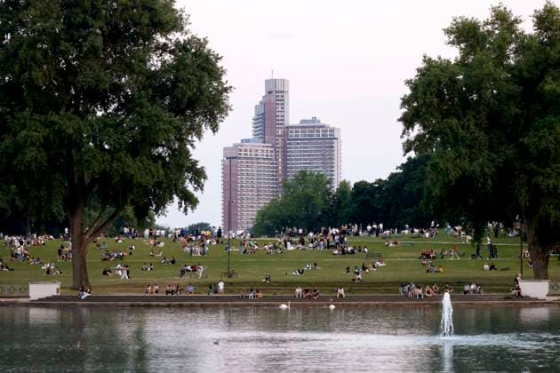 Auf den Wiesen am Aachener Weiher genießen Studenten, Spaziergänger und Partyvolk die sommerlichen Temperaturen. Über den Hügel ragt das Unicenter, ein Wohnhochhaus nahe der Uni. (Themenbild, Symbolbild) Köln, 10.06.2023 NRW Deutschland *** On the meadows at the Aachener Weiher, students, strollers and party people enjoy the summer temperatures The Unicenter, a high-rise residential building near the university, towers over the hill Topic image, symbol image Cologne, 10 06 2023 NRW Germany Copyright: xChristophxHardtx