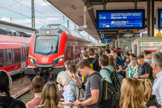Regional Express to Munich entering Nuremberg main station, many rail passengers waiting on the platform, Nuremberg, 09 06 2023 Germany, Nuremberg, 9 June 2023, Regional Express RE1 to Munich entering Nuremberg main station, many pas
