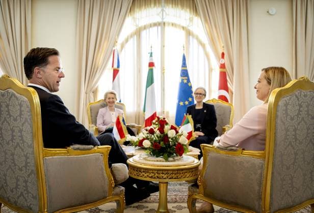 News Themen der Woche KW23 News Bilder des Tages TUNIS - Prime Minister Mark Rutte is welcomed by Prime Minister Najla Bouden upon arrival in Tunisia. Together with President Ursula von der Leyen of the European Commission and Italian Prime Minister Giorgia Meloni, he visited Tunisian President Kais Saied. The European Union wants to make agreements with the North African country to curb illegal migration. ANP KOEN VAN WEEL netherlands out - belgium out  Copyright: xx x471386467x originalFilename: 471386467.jpg