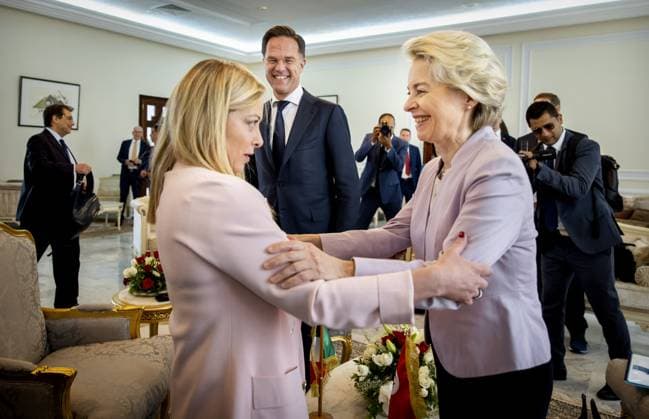 Bilder des Jahres 2023, News June 06 News Themen der Woche KW23 News Bilder des Tages TUNIS - Prime Minister Mark Rutte is welcomed by Prime Minister Najla Bouden upon arrival in Tunisia. Together with President Ursula von der Leyen of the European Commission and Italian Prime Minister Giorgia Meloni, he visited Tunisian President Kais Saied. The European Union wants to make agreements with the North African country to curb illegal migration. ANP KOEN VAN WEEL netherlands out - belgium out  Copyright: xx x471386478x originalFilename: 471386478.jpg