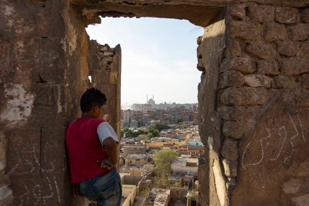 News Themen der Woche KW23 Shaheen Al-Khilouti Mosque In Cairo Views of the Shaheen Al-Khilouti Mosque from the inside The Shaheen Al-Khilouti Mosque is located at the top of the Mokattam mountain slope in the Al-Abagiyah area of the Khalifa neighborhood in Cairo, where it appears behind the burials carved in the mountain, and this area was called in the old days the Valley of the Oppressed. The mosque, built in 1538 AD when Egypt was an Ottoman state was once a destination for foreign and Muslim visitors until most of its contents were stolen. Almost nothing remains of it except the minaret and the dome of the mausoleum, which is at risk of collapse due to neglect on June 11, 2023 in Cairo, Egypt. Cairo Egypt  Copyright: xMahmoudxElkhwasx originalFilename: abdelkhalekali-notitle230611_npiGi.jpg