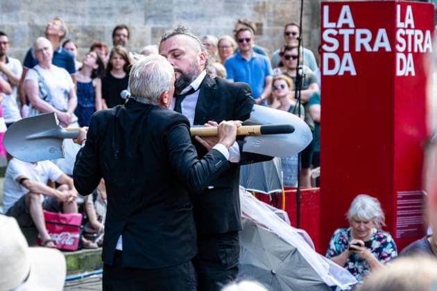 News Themen der Woche KW23 LA STRADA 2023, Internationales Festival der Straßenkünste in Bremen 11.06.2023, Domshof, The Miraculous Theatre Company Bremen Bremen Deutschland *** LA STRADA 2023, International Festival of Street Arts in Bremen 11 06 2023, Domshof, The Miraculous Theatre Company Bremen Bremen Germany LaStrada 11.06.23 LR-1567