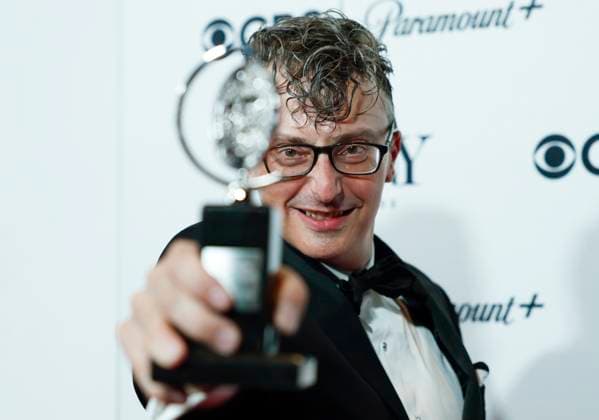 Bilder des Jahres 2023, Entertainment June 06 Entertainment Themen der Woche KW23 Entertainment Bilder des Tages Beowulf Boritt, winner of the Best Scenic Design Of A Musical for New York, New York , holds his Tony Award in the press room at The 76th Annual Tony Awards at the Radio Hotel on June 11, 2023 in New York City.  NYP202306111203 JOHNxANGELILLO