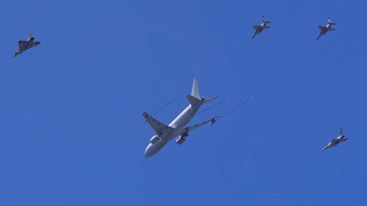 News Themen der Woche KW24 News Bilder des Tages NATO, Luftwaffenübung, Air Defender 2023 12.06.2023; Deutschland, 25 Staaten, 10.000 Soldaten, 250 Flugzeuge, zivile Flüge beeinträchtigt, fiktiver Angriff, Nato-Verbündete, Russland, Signal, Stärke, Wladimir Putin, Auftaktveranstaltung, Militärflugplatz Wunstorf, Vorbereitungen, mobiles Tanklager, Transportflugzeuge, Lärmbelastung, Demonstranten, Frieden, Krieg in der Ukraine, Tankflugzeug, Boing KC 767 B, Eurofighter Typhoon, Luftbetankung, Militärischer Einsatz, Militär, Waffensystem, Logistik, Luftwaffenstützpunkt, Kampfflugzeug, Luftüberlegenheit, Luft-Boden-Rolle, Waffen, Symbolbild *** NATO, air exercise, Air Defender 2023 12 06 2023 Germany, 25 countries, 10,000 soldiers, 250 aircraft, civilian flights impaired, fictiti