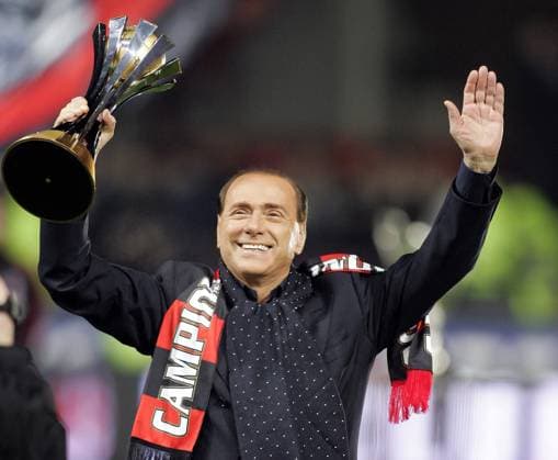 Foto IPP Alberto Sabattini Milano 13 01 2008 Calcio Campionato di Serie A 2007 2008 Milan-Napoli 5-2 nella foto il presidente del Milan Silvio Berlusconi solleva la Coppa Intercontinentale con al collo una sciarpa rossonera italyphotopress world copyright *** Photo IPP Alberto Sabattini Milan 13 01 2008 Calcio Campionato di Serie A 2007 2008 Milan Napoli 5 2 in the photo Milan president Silvio Berlusconi lifts the Intercontinental Cup with a Rossoneri scarf around his neck italyphotopress world copyright  0