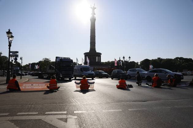 News Themen der Woche KW24 News Bilder des Tages Deutschland, Berlin, Letzte Generation blockiert Großen Stern in Berlin *** Germany, Berlin, Last Generation Blocks Great Star in Berlin