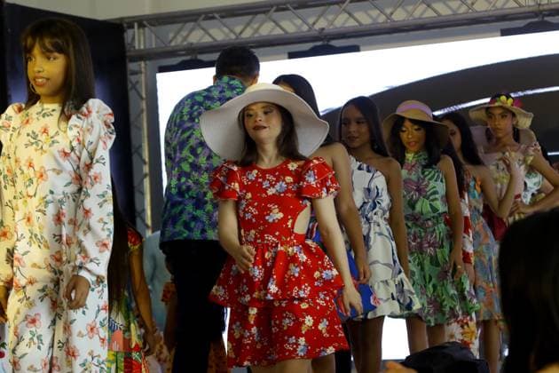 Jessica Jacinto, Model mit Down-Syndrom bei Angel Venegas Modenschau in Valencia, Venezuela June 11, 2023: June 12, 2022. Jessica Jacinto (c), the Venezuelan model with Down syndrome, was present and paraded Sprint summer, made by fashion designer Angel Venegas, in the state city of Valencia, Carabobo state. Venezuela. Photo: - ZUMAhe3_ 20230611_zbp_he3_028 Copyright: xJuanxCarlosxHernandezx