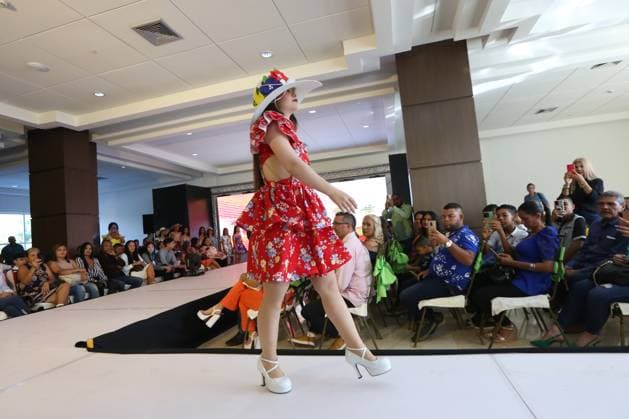 Jessica Jacinto, Model mit Down-Syndrom bei Angel Venegas Modenschau in Valencia, Venezuela June 11, 2023: June 12, 2022. Jessica Jacinto, the Venezuelan model with Down syndrome, was present and paraded Sprint summer, made by fashion designer Angel Venegas, in the state city of Valencia, Carabobo state. Venezuela. Photo: - ZUMAhe3_ 20230611_zbp_he3_032 Copyright: xJuanxCarlosxHernandezx