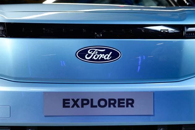 Symbolbild Logo Ford Explorer Logo des E-Autos Ford Explorer, welches im Ford Werk in Koeln hergestellt wird Koeln Nordrhein-Westfalen Deutschland *** Symbol image logo Ford Explorer Logo of the e-car Ford Explorer, which is manufactured at the Ford plant in Cologne Cologne North Rhine Westphalia Germany