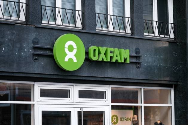 Düsseldorf 12.06.2023 Oxfam Schriftzug Logo Leuchtreklame Leuchtschrift Filiale Düsseldorf Nordrhein-Westfalen Deutschland *** Dusseldorf 12 06 2023 Oxfam lettering logo neon sign illuminated lettering branch Dusseldorf North Rhine Westphalia Germany