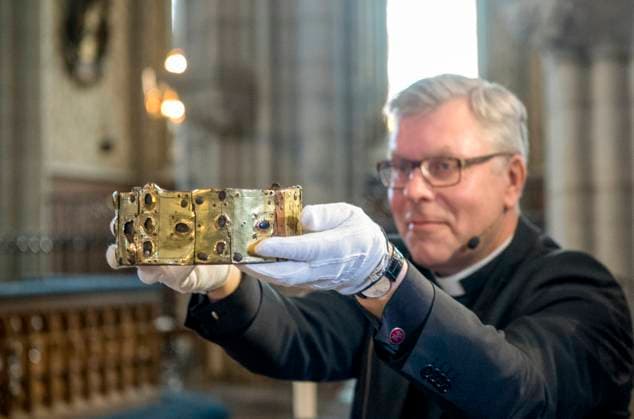 UPPSALA 20140423 Uppsala Cathedral, opening of Erik the Holys shrine, containing a skull, bone fragments and a royal crown in gilded brass after Erik the Holy The people who lifted the shrine were Professor of Osteoarchaeology Sabine Sten, leader of the scientific investigation and Lars Astrand, Cathedral Chaplain, Archbishops Assist  Copyright: xBertilxEricsonx xTTx ERIK DEN HELIGES SKRIN