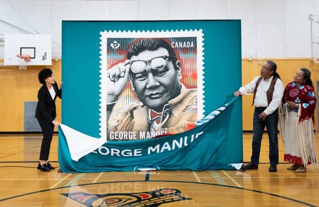 Kanada, George Manuel Jr in British Columbia mit Briefmarke geehrt June 12, 2023, NORTH VANCOUVER, BC, CANADA: Susan Margles, Left, Chief People and Safety Officer at Canada Post, George Manuel Jr., and Doreen Manuel, both children of George Manuel unveil a memorial Canada Post stamp for their father, part of a three stamp series to pay tribute to indigenous leaders and activists in North Vancouver, B.C., on Monday, June 12, 2023. NORTH VANCOUVER CANADA - ZUMAc35_ 20230612_zaf_c35_069 Copyright: xEthanxCairnsx