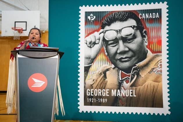 Kanada, George Manuel Jr in British Columbia mit Briefmarke geehrt June 12, 2023, NORTH VANCOUVER, BC, CANADA: Doreen Manuel, daughter of George Manuel speaks at the unveiling of a memorial Canada Post stamp for their father, part of a three stamp series to pay tribute to indigenous leaders and activists in North Vancouver, B.C., on Monday, June 12, 2023. NORTH VANCOUVER CANADA - ZUMAc35_ 20230612_zaf_c35_072 Copyright: xEthanxCairnsx