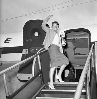 Francoise Arnoul Dead At 90 Francoise Arnoul Ã l aeroport, France en 1958. Photo by APS-Medias ABACAPRESS.COM France  Copyright: xAPS-Medias ABACAx 773756_001 APS-Medias ABACAx 773756_001