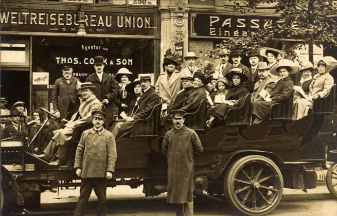 Geschichte des Automobil, Gesellschaft im Auto vor dem Büro des Weltreisebüros Union in Berlin, ca 1922, Deutschland, digital restaurierte Reproduktion von einer Vorlage aus dem 19. 20. Jahrhundert 1f-4901751