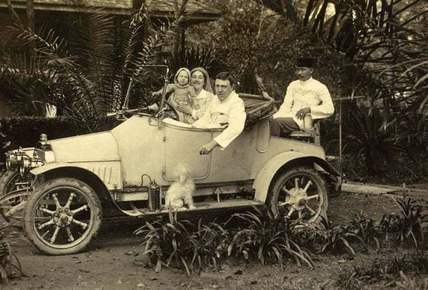 Geschichte des Automobil, Familie Bergsma und indischer Mann im Auto auf Sumatra, Hund auf dem Trittbrett, 1914, digital restaurierte Reproduktion von einer Vorlage aus dem 19. 20. Jahrhundert 1f-4901754