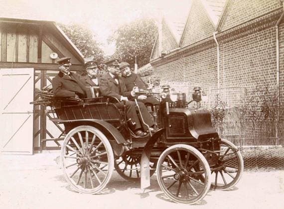 Geschichte des Automobil, Gesellschaft in einem Automobil, wahrscheinlich in Lisieux, 1898, Frankreich, digital restaurierte Reproduktion von einer Vorlage aus dem 19. 20. Jahrhundert 1f-4901761