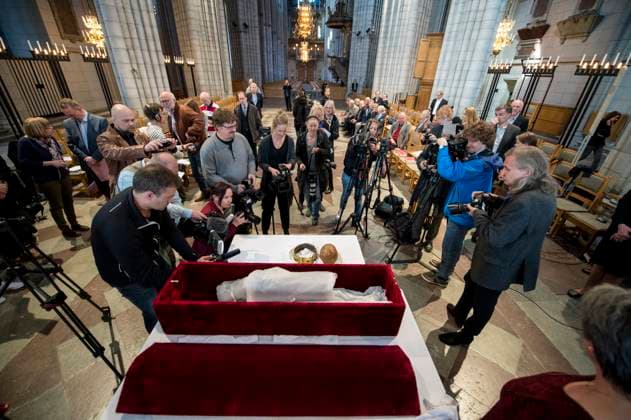 UPPSALA 20140423 Uppsala Cathedral, opening of Erik the Holys shrine, containing the skull, bone fragments and a royal crown in gilded copper after Erik the Holy The people who lifted out the shrine were Professor of Osteoarchaeology Sabine Sten, leader of the scientific investigation and Lars Astrand, Cathedral Chaplain, Archbishops A  Copyright: xBertilxEricsonx xTTx ERIK DEN HELIGES SKRIN