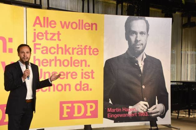 Martin Hagen FDP MdL-Fraktionsvorsitzender vor Wahl Plakat Muenchen 13.06.2023 Motor World Ausbesserungswerk FDP Servus Zukunft-Erinnerung Ð Kampagnen Praesentation - Muenchen *** Martin Hagen FDP MdL parliamentary group leader before election poster Munich 13 06 2023 Motor World Ausbesserungswerk FDP Servus Zukunft Erinnerung Ð Kampagnen Praesentation Muenchen