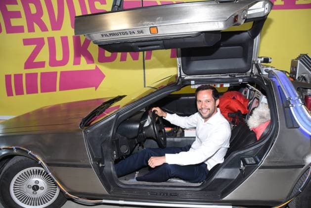 Martin Hagen FDP MdL-Fraktionsvorsitzender mit Auto De Lorian DMC-12 Muenchen 13.06.2023 Motor World Ausbesserungswerk FDP Servus Zukunft-Erinnerung Ð Kampagnen Praesentation Muenchen *** Martin Hagen FDP MdL parliamentary party leader with car De Lorian DMC 12 Munich 13 06 2023 Motor World Ausbesserungswerk FDP Servus Zukunft Erinnerung Ð Kampagnen Praesentation Muenchen