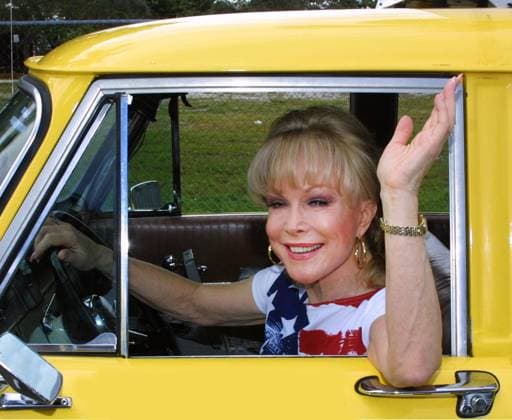 Barbara Eden (I Dream of Genie) checks out a Checker Cab at a press call at the Parker Playhouse for The Odd Couple . Based on the original play, Barbara Eden plays Florence the Felix role). Fort Lauderdale, FL 1-29-2002. Photo By Adam Scull PHOTOlink Courtesy Everett Collection (Barbara_Eden_5391)ASCA034 F4824 PUBLICATIONXNOTxINxCANxCHNxFRAxITAxJPNxNORxPOLxRUSxESPxUKxUSA Copyright: xx ASCA034 F4824