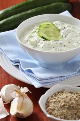 Tzatziki - Greek yogurt sauce with cucumbers, dill and garlic, known as tarator or snezhanka in Bulgaria or zaziki in Turkey. Shallow DOF Copyright: xIngridxHeczkox xDesignxPicsx , 31803905 Copyright: IngridxHeczkox xDesignxPics 31803905 !ACHTUNG AUFNAHMEDATUM GESCHÄTZT! RECORD DATE NOT STATED