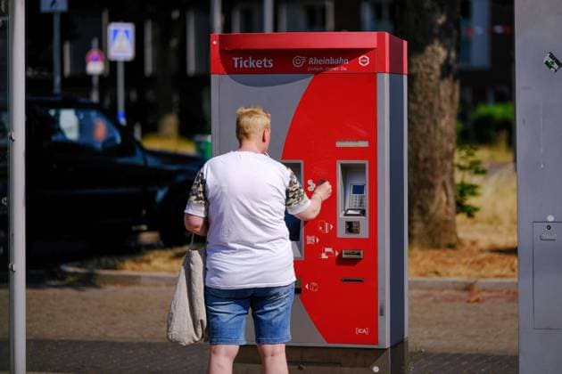Düsseldorf 13.06.2023 Ticketautomat Ticket-Automat Fahrschein Fahrscheine Fahrkarte Fahrkarten Fahrausweis Beförderungsentgelt Verkaufsautomat Nahverkehr ÖPNV VRR Rheinbahn Preiserhöhung Preise Bargeld Geld Geldscheine bargeldlos Kreditkarte EC-Karte Girocard Strassenbahn Tram U-Bahn Tarife Tarifzone Wabe Tarifwabe Pendler Abonnement Abo-Kunden Tickets 49-Euro-Ticket Inflation Bürgergeld Deutschlandticket Düsseldorf Nordrhein-Westfalen Deutschland