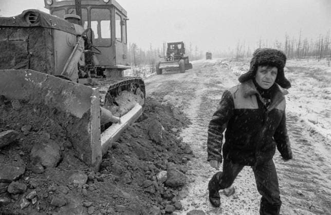 AMUR REGION, USSR. November 21, 1991. BAM builders of the main maintenance and repair train No. 28 (Tyndastroy trust ) repair the road, which links Ust-Urkima and the regional centre. Vladimir Sayapin TASS  17951635