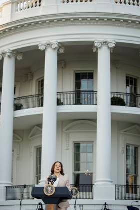 DC: President Biden Hosts a Juneteenth Concert on the South Lawn Vice President Kamala Harris speaks during a Juneteenth concert on the South Lawn of the White House on June 13, 2023 in Washington, D.C. Juneteenth celebrates the emancipation of enslaved African Americans on June 19th and was declared a federal holiday in 2021 by President Joe Biden. (Photo by Samuel Corum Pool ABACAPRESS.COM) Washington The White House DC United States  Copyright: xPool ABACAx 856900_005 Pool ABACAx 856900_005
