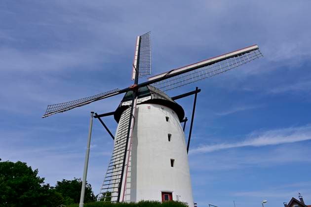28.05.2023, DEU, Nordrhein-Westfalen, Niederrhein, Geldern. Geldern liegt im unteren Niederrheingebiet im Westen des LAndes NRW und ist eine mittlere kreisangehoerige Stadt des Kreises Kleve im Regierungsbezirk Duesseldorf. Geldern traegt aufgrund seiner Historie den inoffiziellen Beinamen Herzogstadt und hat ca. 33.700 Einwohner. Die Steprather Muehle ist eine Turmwindmuehle am linken Niederrhein und das Wahrzeichen von Geldern-Walbeck. Sie ist die aelteste noch voll funktionsfaehige Windmuehle in Deutschland und war jahrhundetelang der wichtigste Gewerbebetrieb der Gemeinde. Sie wurde um 1450 erbaut. Steprather Muehle in Geldern Geldern *** 28 05 2023, DEU, North Rhine-Westphalia, Lower Rhine, Geldern Geldern is located in the lower Lower