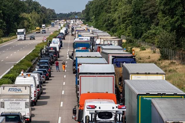 Burg, Deutschland 14. Juni 2023: Auf der Bundesautobahn A2 bei Burg ist zur Zeit ein Stau. A2 Sachsen-Anhalt *** Burg, Germany 14 June 2023 On the federal highway A2 near Burg is currently a traffic jam A2 Sachsen Anhalt Copyright: xFotostandx xReissx