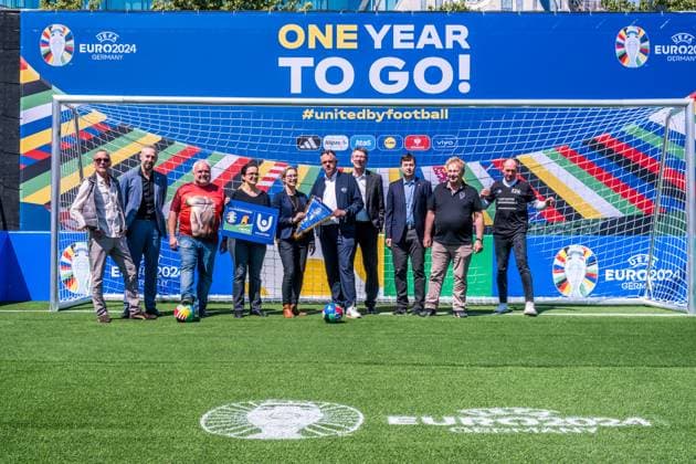 noch 365 Tage, bis die UEFA EURO 2024 startet: In einem Jahr ist der europäische Spitzenfußball in Deutschland zu Gast und zu vier Spielen auch in Leipzig. Anlässlich des one year to go möchten wir Ihnen im Rahmen eines Medientermins aktuelle Informationen zu den Themen Straßenbahn im Branding der UEFA EURO 2024 und Start der Bewerberplattform für Volunteers zur Verfügung stellen. Teilnehmer sind unter anderem: Heiko Rosenthal (Bürgermeister und Beigeordneter für Umwelt, Klima, Ordnung und Sport der Stadt Leipzig), Ulf Middelberg (Geschäftsführer Leipziger Versorgungs- und Verkehrsgesellschaft), Katja Büchel (Leiterin Amt für Sport), Markus Bienert (Geschäftsführer Sächsischer Fußballverband) und Ulrich Wolter (Vo