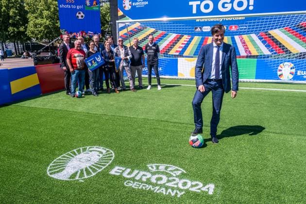 noch 365 Tage, bis die UEFA EURO 2024 startet: In einem Jahr ist der europäische Spitzenfußball in Deutschland zu Gast und zu vier Spielen auch in Leipzig. Anlässlich des one year to go möchten wir Ihnen im Rahmen eines Medientermins aktuelle Informationen zu den Themen Straßenbahn im Branding der UEFA EURO 2024 und Start der Bewerberplattform für Volunteers zur Verfügung stellen. Teilnehmer sind unter anderem: Heiko Rosenthal (Bürgermeister und Beigeordneter für Umwelt, Klima, Ordnung und Sport der Stadt Leipzig), Ulf Middelberg (Geschäftsführer Leipziger Versorgungs- und Verkehrsgesellschaft), Katja Büchel (Leiterin Amt für Sport), Markus Bienert (Geschäftsführer Sächsischer Fußballverband) und Ulrich Wolter (Vo