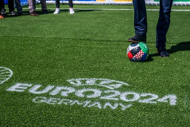 noch 365 Tage, bis die UEFA EURO 2024 startet: In einem Jahr ist der europäische Spitzenfußball in Deutschland zu Gast und zu vier Spielen auch in Leipzig. Anlässlich des one year to go möchten wir Ihnen im Rahmen eines Medientermins aktuelle Informationen zu den Themen Straßenbahn im Branding der UEFA EURO 2024 und Start der Bewerberplattform für Volunteers zur Verfügung stellen. Teilnehmer sind unter anderem: Heiko Rosenthal (Bürgermeister und Beigeordneter für Umwelt, Klima, Ordnung und Sport der Stadt Leipzig), Ulf Middelberg (Geschäftsführer Leipziger Versorgungs- und Verkehrsgesellschaft), Katja Büchel (Leiterin Amt für Sport), Markus Bienert (Geschäftsführer Sächsischer Fußballverband) und Ulrich Wolter (Vo