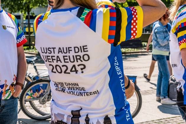 noch 365 Tage, bis die UEFA EURO 2024 startet: In einem Jahr ist der europäische Spitzenfußball in Deutschland zu Gast und zu vier Spielen auch in Leipzig. Anlässlich des one year to go möchten wir Ihnen im Rahmen eines Medientermins aktuelle Informationen zu den Themen Straßenbahn im Branding der UEFA EURO 2024 und Start der Bewerberplattform für Volunteers zur Verfügung stellen. Teilnehmer sind unter anderem: Heiko Rosenthal (Bürgermeister und Beigeordneter für Umwelt, Klima, Ordnung und Sport der Stadt Leipzig), Ulf Middelberg (Geschäftsführer Leipziger Versorgungs- und Verkehrsgesellschaft), Katja Büchel (Leiterin Amt für Sport), Markus Bienert (Geschäftsführer Sächsischer Fußballverband) und Ulrich Wolter (Vo