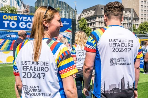 noch 365 Tage, bis die UEFA EURO 2024 startet: In einem Jahr ist der europäische Spitzenfußball in Deutschland zu Gast und zu vier Spielen auch in Leipzig. Anlässlich des one year to go möchten wir Ihnen im Rahmen eines Medientermins aktuelle Informationen zu den Themen Straßenbahn im Branding der UEFA EURO 2024 und Start der Bewerberplattform für Volunteers zur Verfügung stellen. Teilnehmer sind unter anderem: Heiko Rosenthal (Bürgermeister und Beigeordneter für Umwelt, Klima, Ordnung und Sport der Stadt Leipzig), Ulf Middelberg (Geschäftsführer Leipziger Versorgungs- und Verkehrsgesellschaft), Katja Büchel (Leiterin Amt für Sport), Markus Bienert (Geschäftsführer Sächsischer Fußballverband) und Ulrich Wolter (Vo