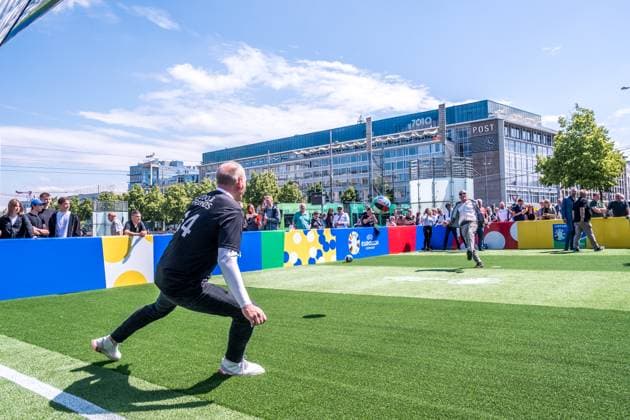 noch 365 Tage, bis die UEFA EURO 2024 startet: In einem Jahr ist der europäische Spitzenfußball in Deutschland zu Gast und zu vier Spielen auch in Leipzig. Anlässlich des one year to go möchten wir Ihnen im Rahmen eines Medientermins aktuelle Informationen zu den Themen Straßenbahn im Branding der UEFA EURO 2024 und Start der Bewerberplattform für Volunteers zur Verfügung stellen. Teilnehmer sind unter anderem: Heiko Rosenthal (Bürgermeister und Beigeordneter für Umwelt, Klima, Ordnung und Sport der Stadt Leipzig), Ulf Middelberg (Geschäftsführer Leipziger Versorgungs- und Verkehrsgesellschaft), Katja Büchel (Leiterin Amt für Sport), Markus Bienert (Geschäftsführer Sächsischer Fußballverband) und Ulrich Wolter (Vo