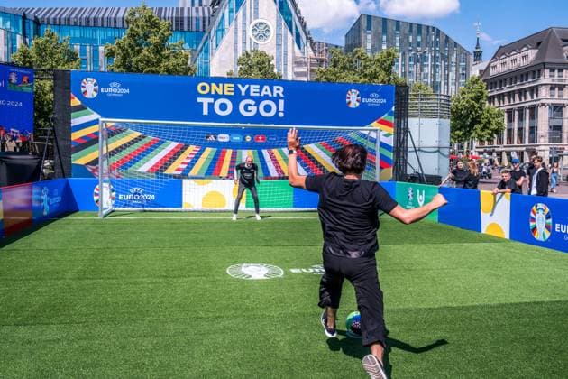 noch 365 Tage, bis die UEFA EURO 2024 startet: In einem Jahr ist der europäische Spitzenfußball in Deutschland zu Gast und zu vier Spielen auch in Leipzig. Anlässlich des one year to go möchten wir Ihnen im Rahmen eines Medientermins aktuelle Informationen zu den Themen Straßenbahn im Branding der UEFA EURO 2024 und Start der Bewerberplattform für Volunteers zur Verfügung stellen. Teilnehmer sind unter anderem: Heiko Rosenthal (Bürgermeister und Beigeordneter für Umwelt, Klima, Ordnung und Sport der Stadt Leipzig), Ulf Middelberg (Geschäftsführer Leipziger Versorgungs- und Verkehrsgesellschaft), Katja Büchel (Leiterin Amt für Sport), Markus Bienert (Geschäftsführer Sächsischer Fußballverband) und Ulrich Wolter (Vo